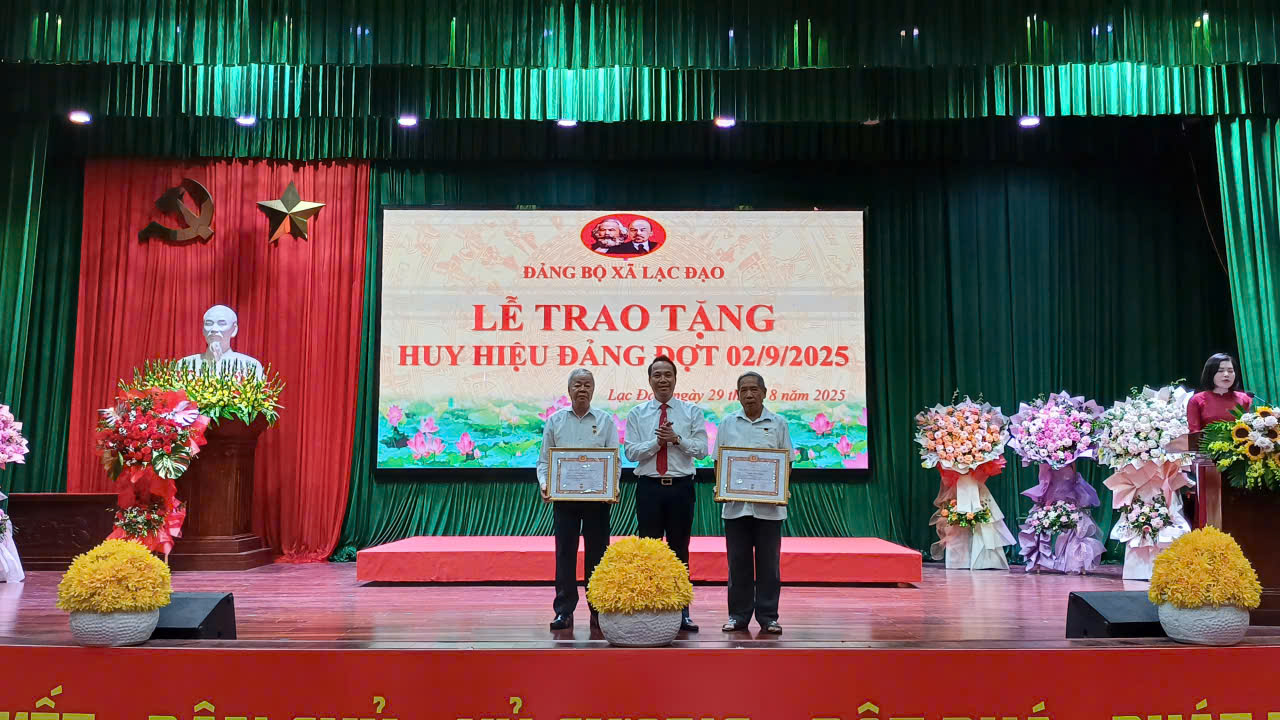 Đảng ủy xã Lạc Đạo tổ chức Lễ trao tặng Huy hiệu Đảng đợt 2/9/2025