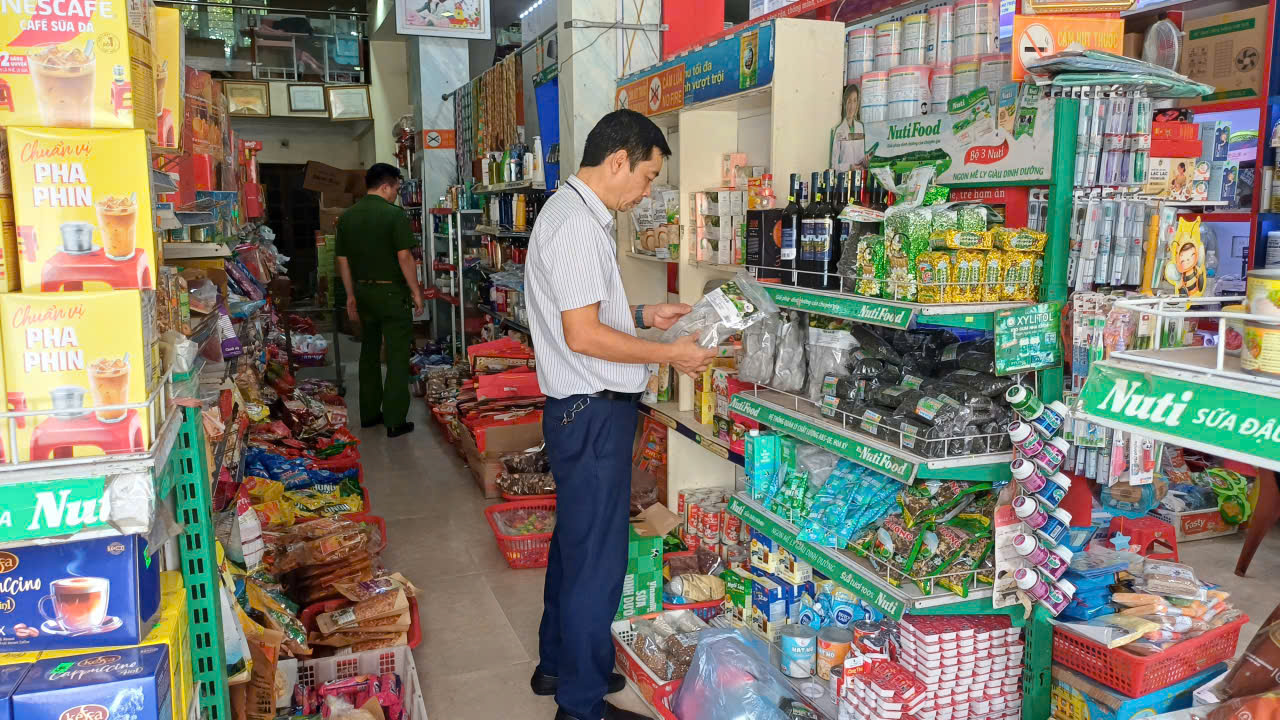 Đoàn Kiểm tra liên ngành xã Lạc Đạo kiểm tra an toàn vệ sinh thực phẩm dịp Tết trung thu