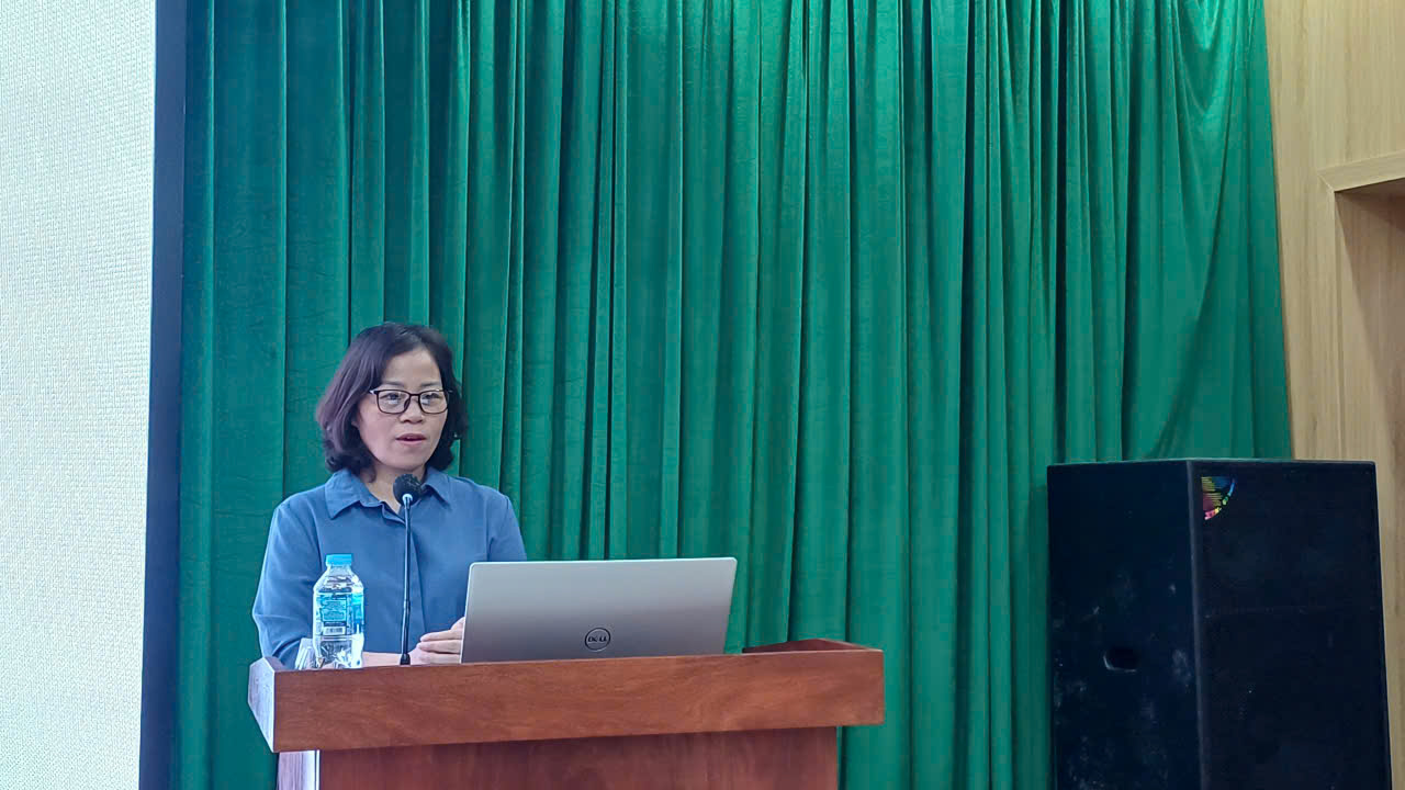 Trung tâm Chính trị xã Lạc Đạo tổ chức Lễ bế giảng lớp bồi dưỡng nhận thức về Đảng khóa II năm 2025 cho cán bộ, giảng viên và sinh viên trường Đại học Tài chính Quản trị kinh doanh
