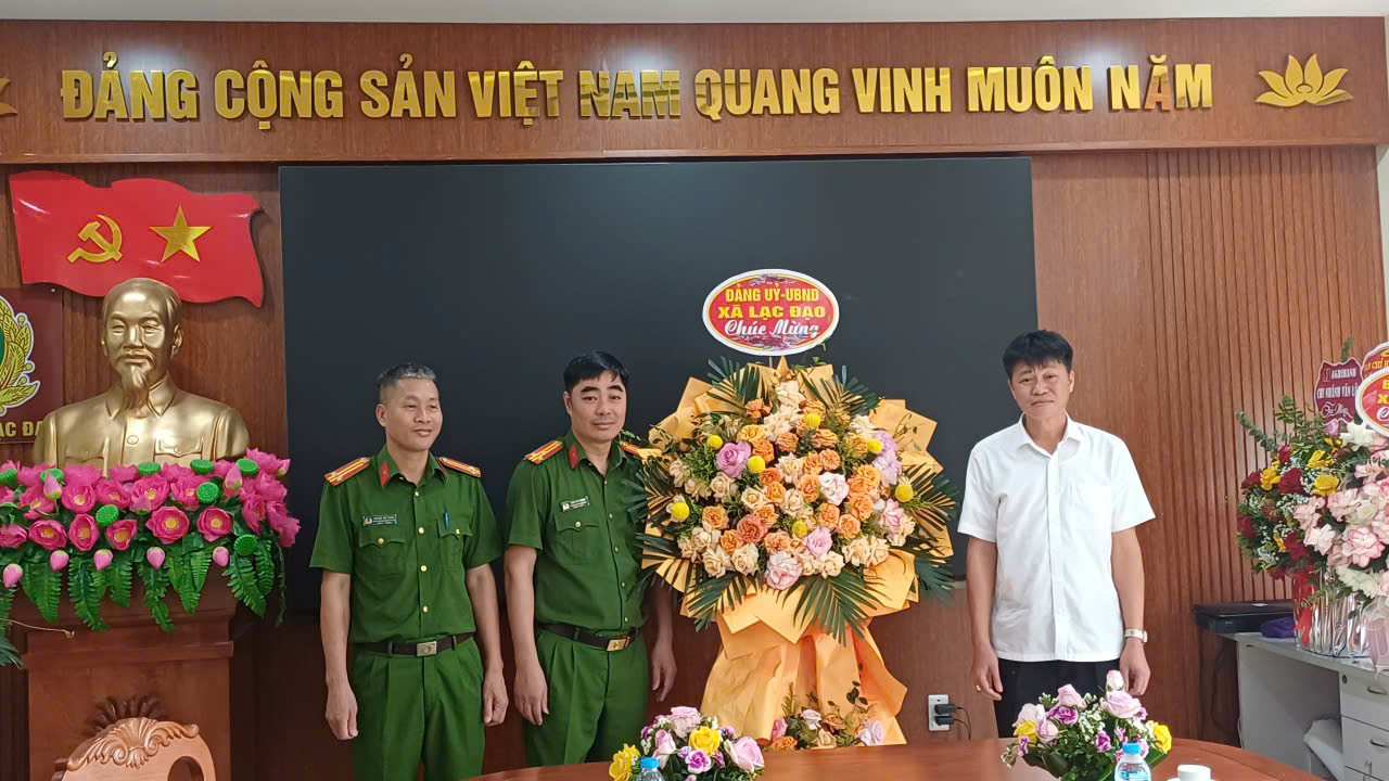 Đồng chí Lê Xuân Huấn, Phó Bí thư Đảng ủy, Chủ tịch UBND xã cùng các đồng chí lãnh đạo tặng hoa chúc mừng Công an xã Lạc Đạo, nhân kỷ niệm 81 năm ngày truyền thống Công an Nhân dân Việt Nam  (19/8/1945 - 19/8/2026)