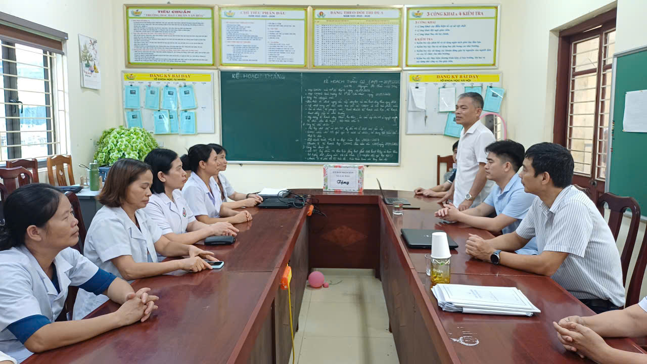 Đồng chí Nguyễn Văn Tứ, ủy viên Ban thường vụ Đảng ủy Phó Chủ tịch UBND xã Lạc Đạo thăm, tặng quà động viên Trạm y tế xã làm nhiệm vụ Khám sức khỏe định kỳ cho người dân trên địa bàn xã Lạc Đạo