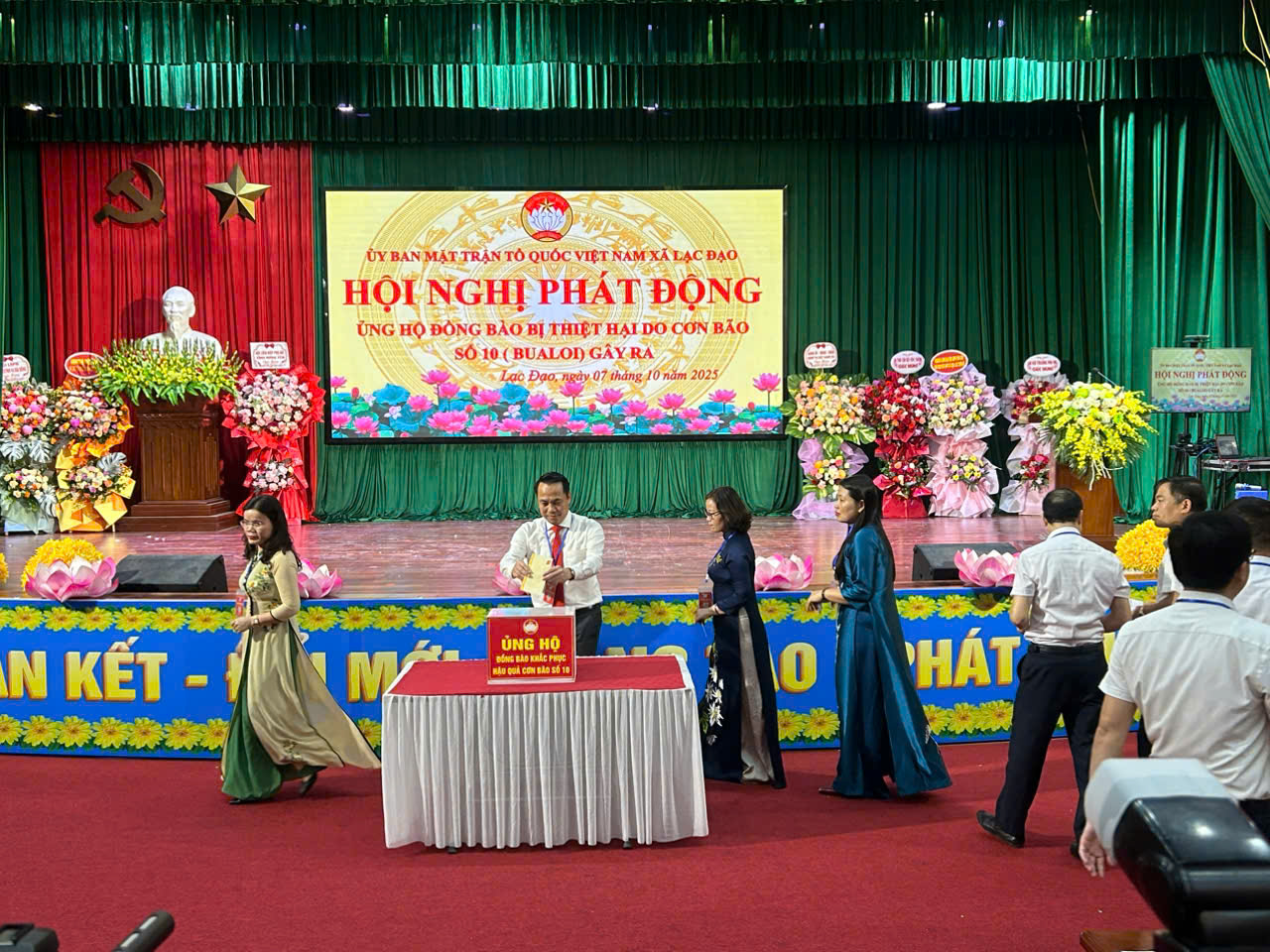 Ủy ban MTTQ Việt Nam xã Lạc Đạo tổ chức hội nghị Phát động ủng hộ đồng bào bị thiệt hại do cơn bão số 10 (Bualoi) gây ra.