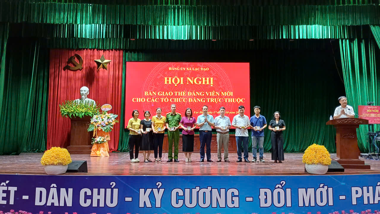 Đảng bộ xã Lạc Đạo tổ chức Hội nghị Bàn giao thẻ đảng viên mới  cho các chi, đảng bộ trực thuộc