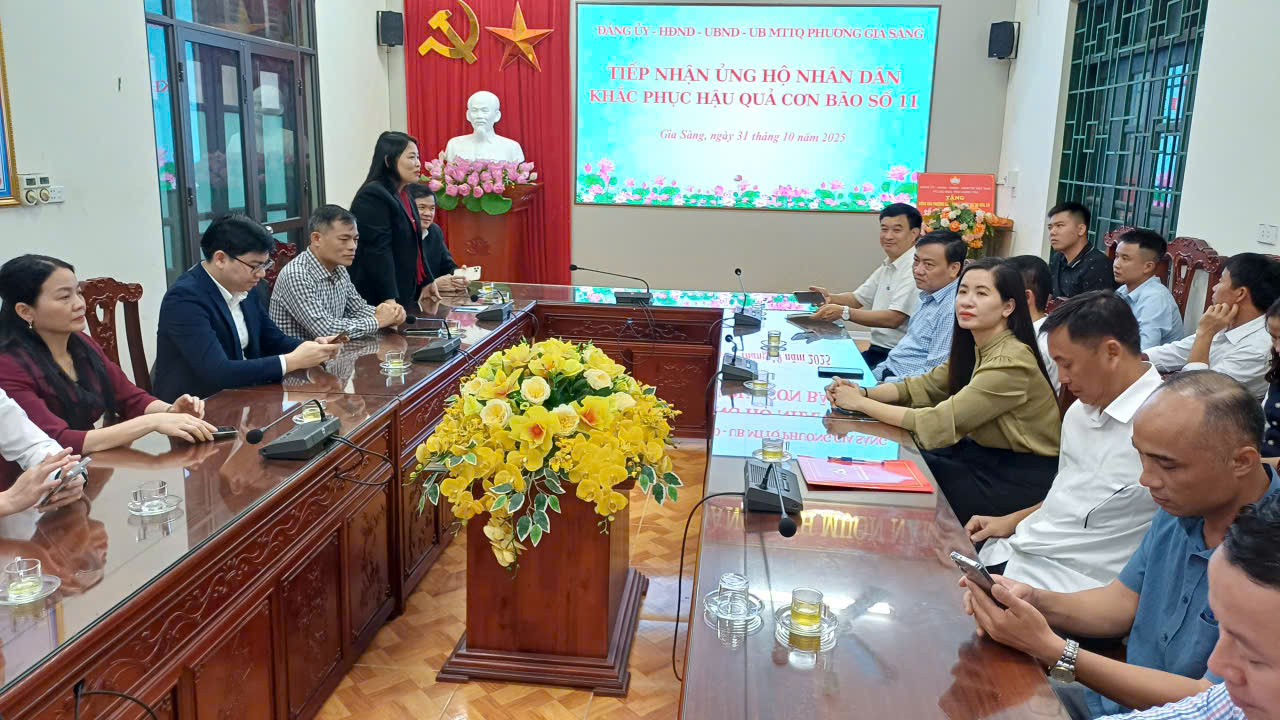 Đoàn công tác của Ủy ban MTTQ Việt Nam xã Lạc Đạo thăm, tặng quà cho đồng bào xã Yên Bình và phường Gia Sàng tỉnh Thái Nguyên bị thiệt hại do thiên tai gây ra.