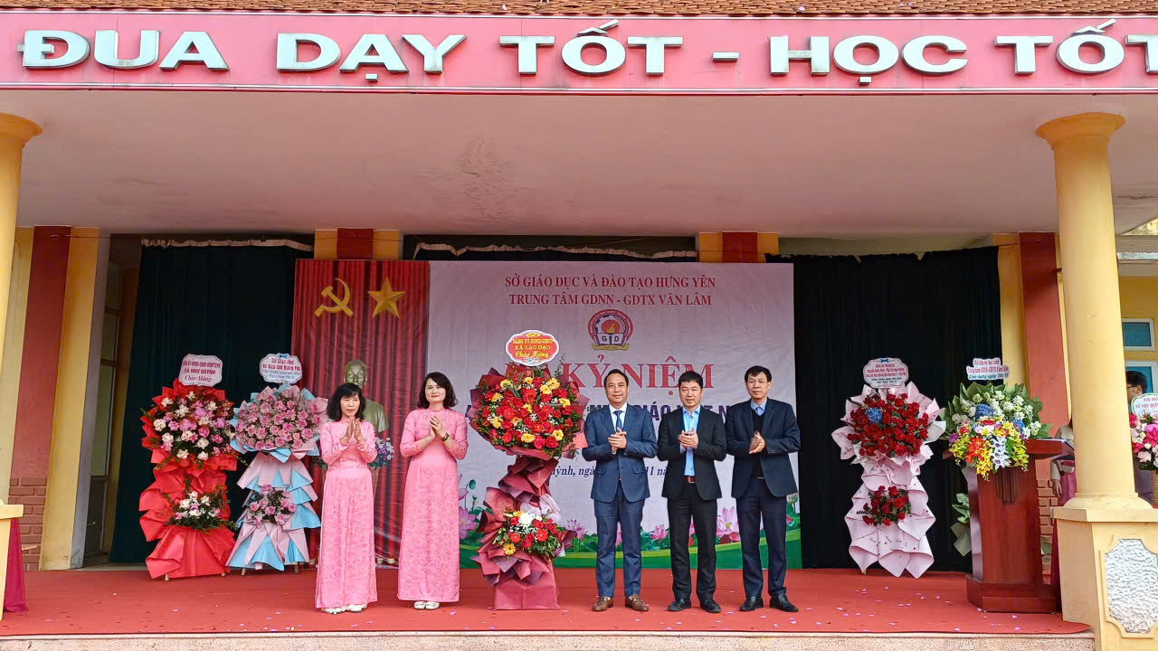 Các đồng chí Lãnh đạo tặng hoa chúc mừng các thầy cô giáo và dự Lễ kỷ niệm 43 năm ngày Nhà giáo Việt Nam tại các trường trên địa bàn xã Lạc Đạo