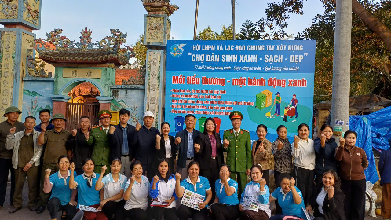 Hội LHPN xã Lạc Đạo Ra quân hướng dẫn phân loại rác Chợ dân sinh thôn Chùa, xã Lạc Đạo