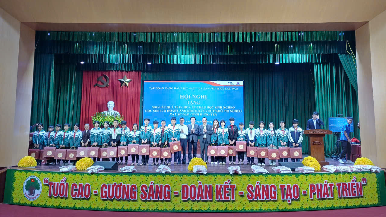 Chương trình tặng quà Tết cho các cháu học sinh nghèo, học sinh có hoàn cảnh khó khăn vượt khó và hộ nghèo xã Lạc Đạo