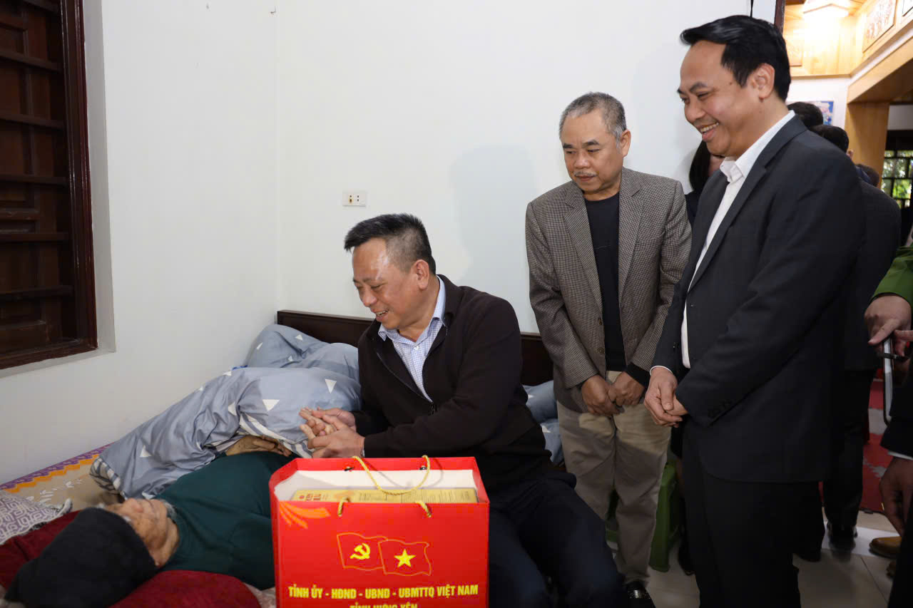 Đồng chí Thiếu tướng Trần Xuân Ánh - Ủy viên Ban thường vụ tỉnh ủy - Giám đốc Công an tỉnh đến thăm, tặng quà và chúc Tết đồng chí Lê Văn Suy, Đảng viên 70 năm tuổi Đảng tại xã Lạc Đạo