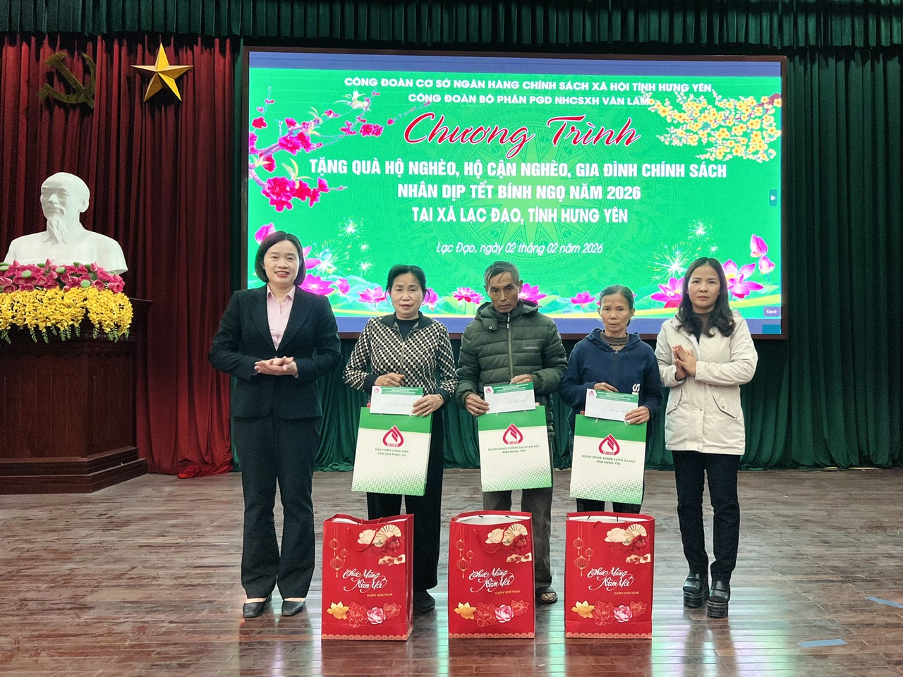 Phòng giao dịch Ngân hàng Chính sách xã hội Văn Lâm tặng quà cho hộ nghèo, hộ cận nghèo và gia đình chính sách dịp Tết Bính Ngọ 2026