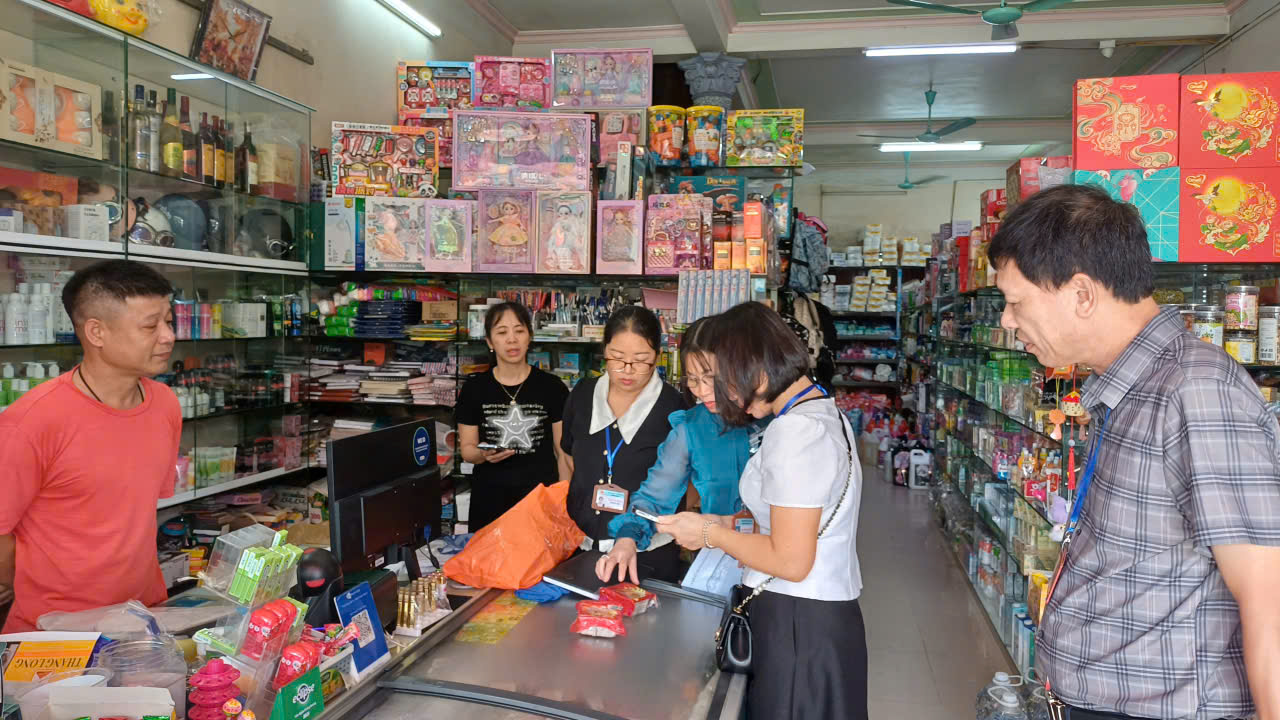 Đoàn kiểm tra liên ngành xã Lạc Đạo  Kiểm tra chuyên ngành về ATTP trong dịp Tết Trung thu