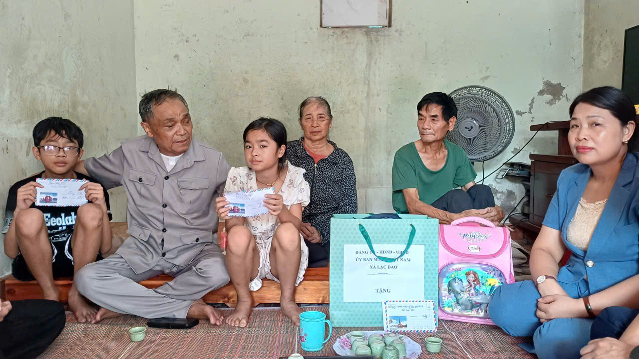 MTTQ Việt Nam xã Lạc Đạo và Nhà hảo tâm Đại tá Ngô Xuân tự tặng quà cho cháu 2 cháu mồ côi cả cha lẫn mẹ tại thôn Cát Lư, xã Lạc Đạo