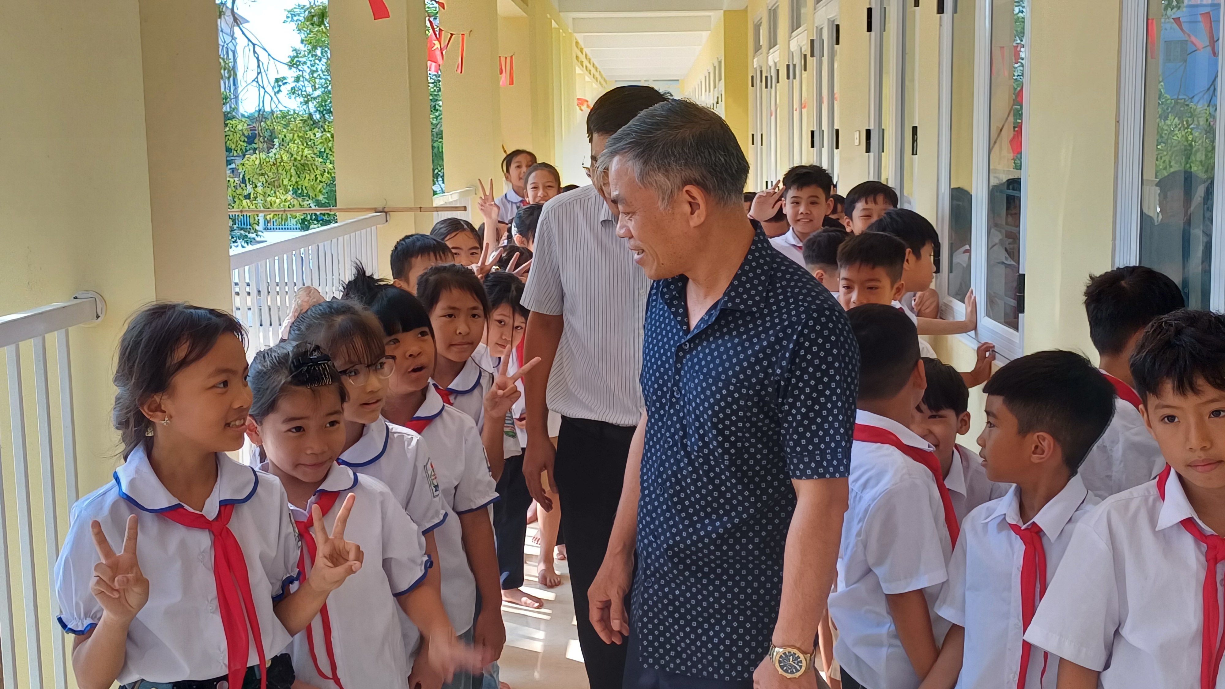 Đồng chí Nguyễn Văn Tứ, ủy viên ban thường vụ Đảng ủy, Phó Chủ tịch UBND xã, Trưởng Ban chỉ Đạo chăm sóc và nâng cao sức khỏe Nhân dân trên địa bàn xã Lạc Đạo đến thăm động viên công tác khám sức khỏe định kỳ, khám sàng lọc miễn phí cho học sinh tại trường Tiểu học Lạc Đạo.