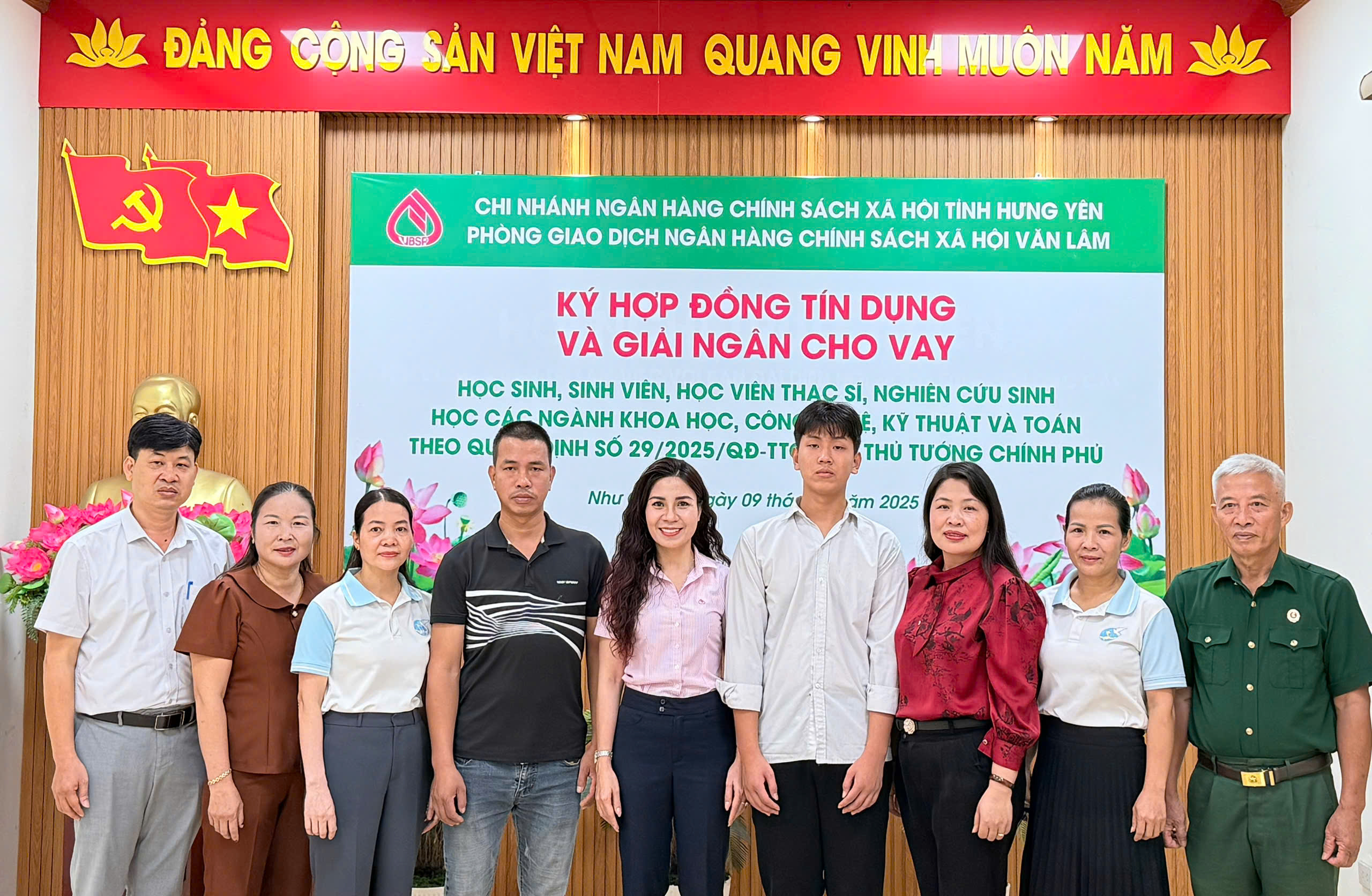 Phòng giao dịch NHCSXH Văn Lâm ký hợp đồng tín dụng và giải ngân cho vay theo Quyết định 29/2025/QĐ-TTg ngày 28/8/2025 của Thủ tướng Chính phủ