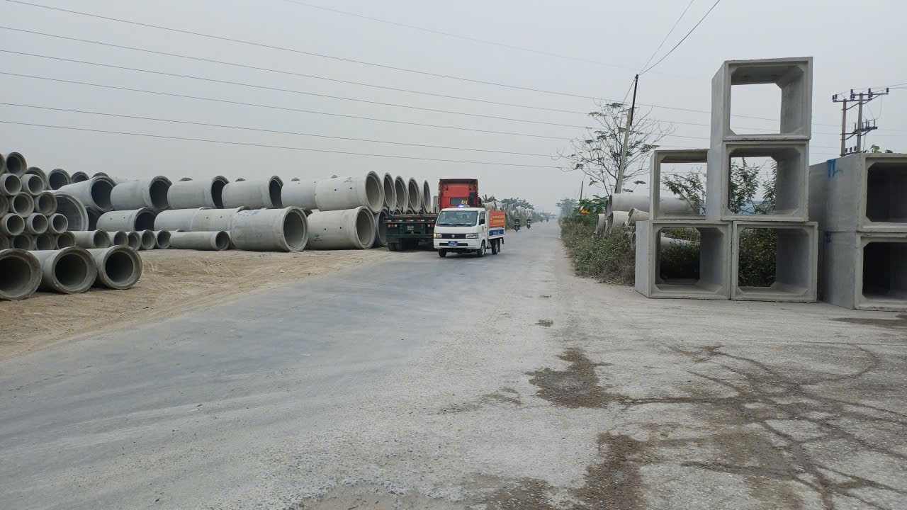 Ban ATGT xã Lạc Đạo ra quân tuyên truyền, giải tỏa vi phạm hành lang giao thông trên địa bàn xã.