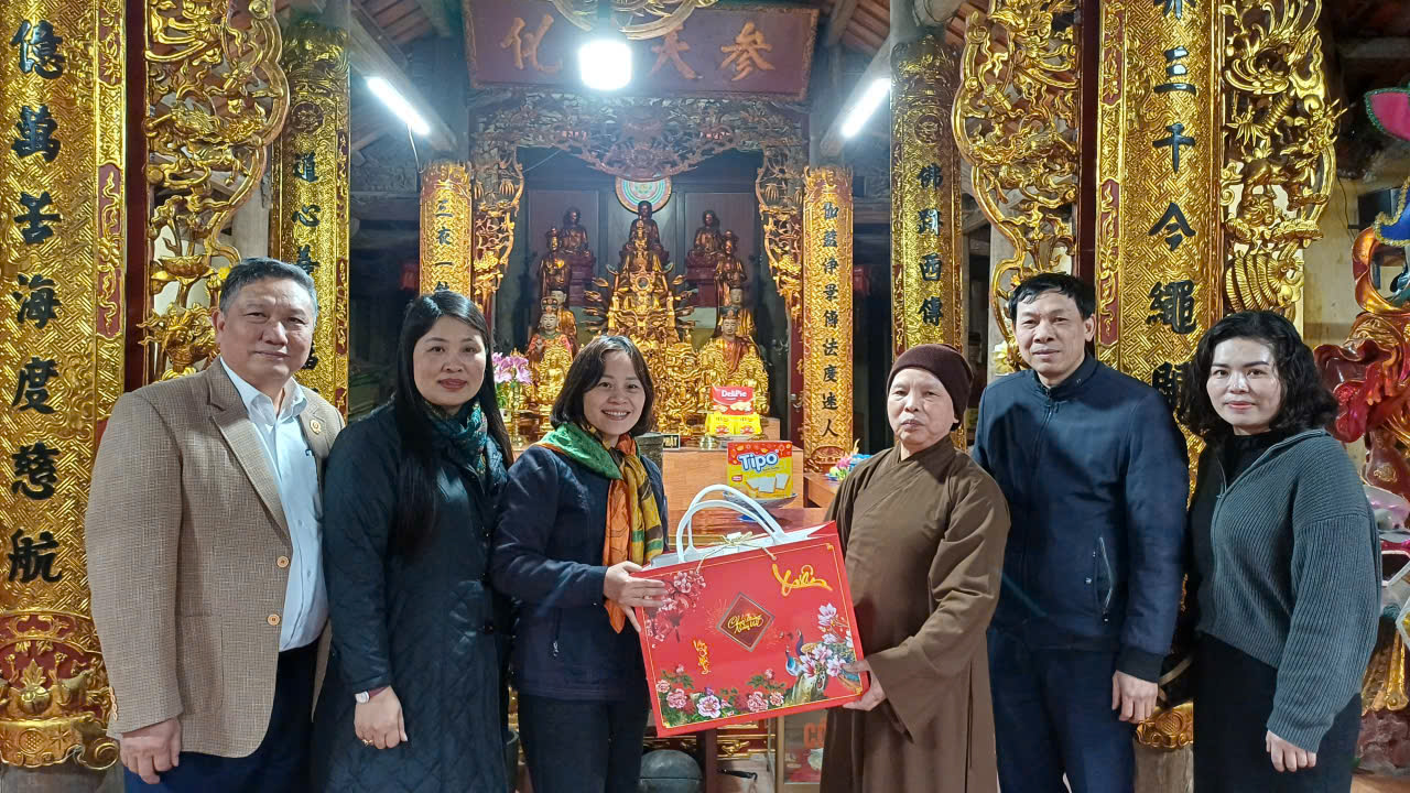 Đồng chí Tôn Kim Thúy, Phó Bí thư thường trực Đảng ủy, cùng đoàn công tác của xã tới thăm, chúc Tết và tặng quà các Chùa trên địa bàn xã Lạc Đạo.