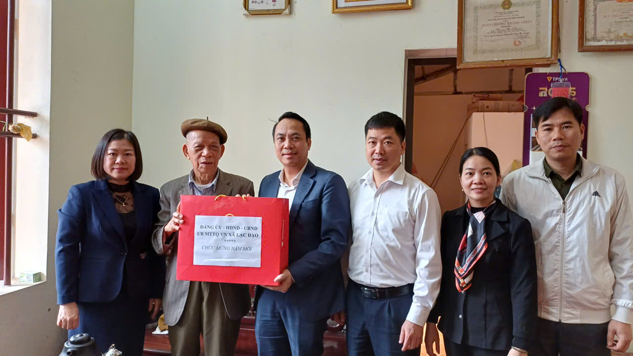 Đồng chí Bí thư Đảng ủy Phạm Văn Cường và các đồng chí trong thường trực Đảng ủy xã Lạc Đạo đến thăm tặng quà và chúc tết  các đồng chí đảng viên 65 năm tuổi đảng.