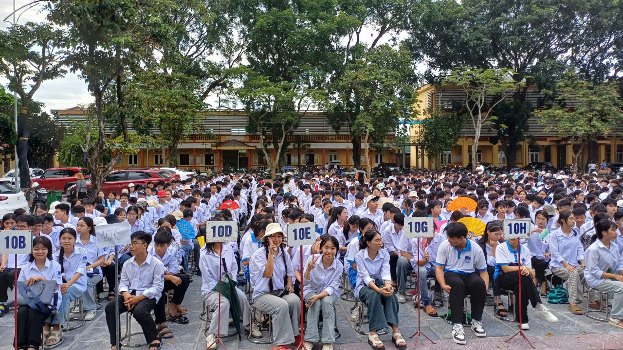 Công an xã Lạc Đạo phối hợp tổ chức tuyên truyền pháp luật về Trật tự ATGT, Phòng chống Ma túy và bạo lực học đường cho htại trường THPT Văn Lâm và THPT Hùng Vương