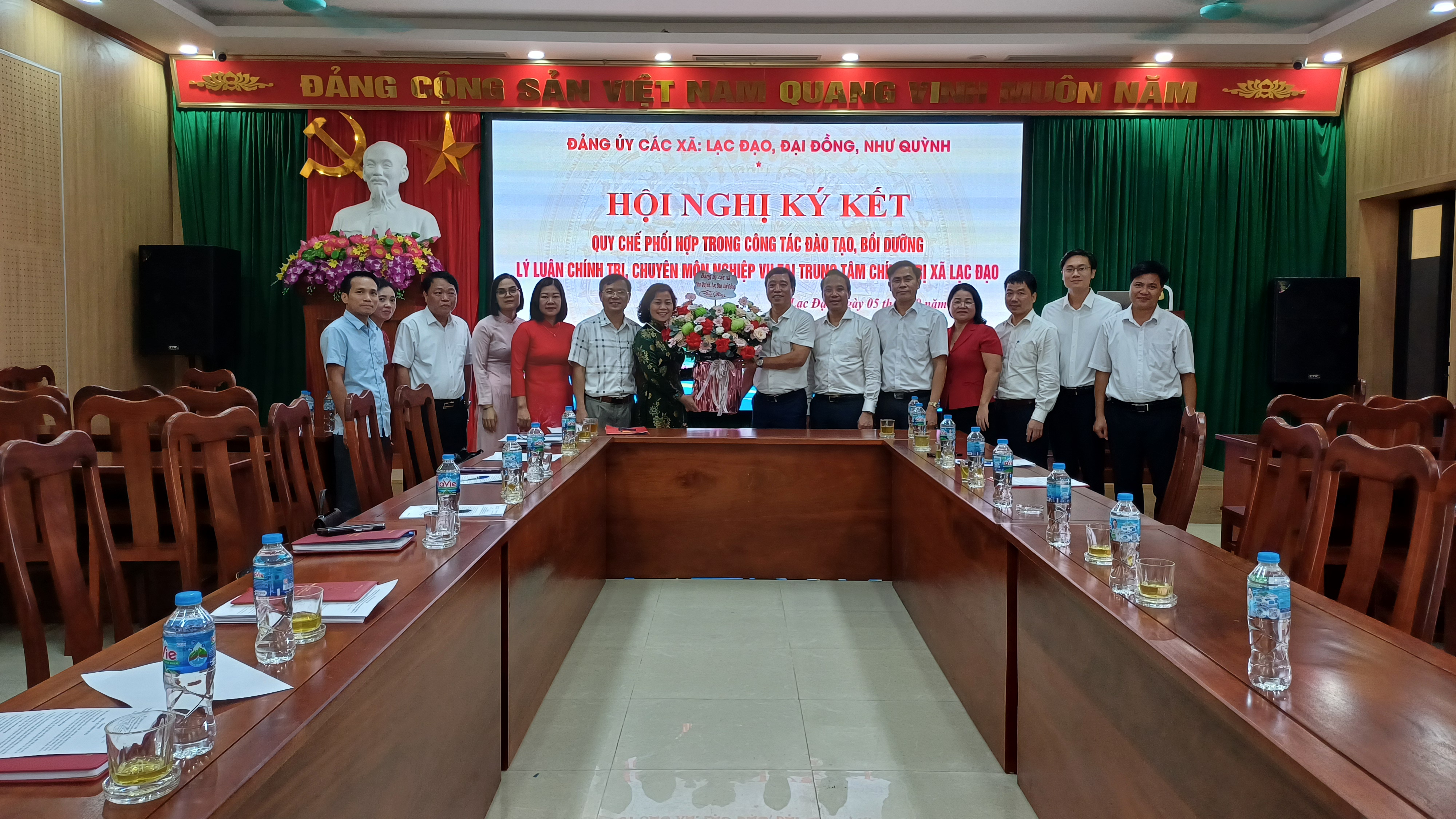 Hội nghị ký kết Qui chế phối hợp trong công tác đào tạo, bồi dưỡng lý luận chính trị, chuyên môn nghiệp vụ tại trung tâm chính trị xã Lạc Đạo