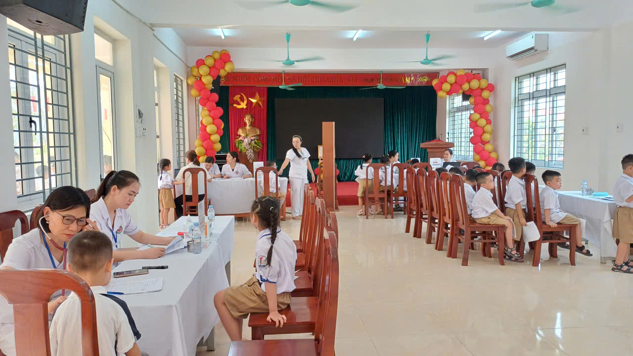 Trạm y tế xã Lạc Đạo tổ chức khám sức khỏe định kỳ, khám sàng lọc miễn phí cho học sinh trường Tiểu học Lạc Đạo.