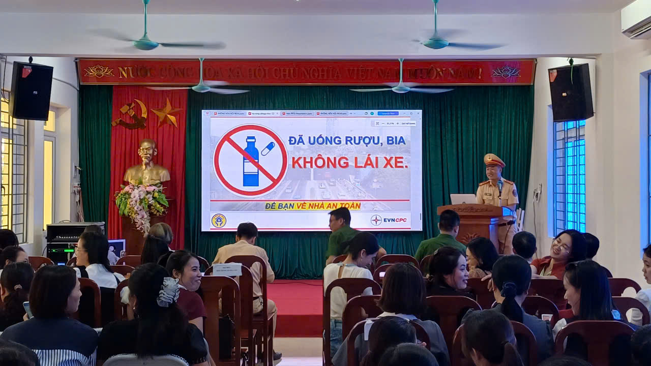 Công an xã Lạc Đạo phối hợp với phòng PC08 - Công an tỉnh Hưng Yên tổ chức chương trình Tuyên truyền Pháp luật về an toàn giao thông và hướng dẫn thực hành kỹ năng lái xe an toàn cho cán bộ, giáo viên Trường Tiểu học Lạc Đạo.